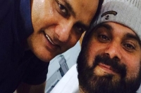 Mohammad azharuddin meets navjot singh sidhu in hospital