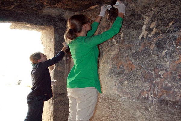 4300 old painting found near giza pyramid